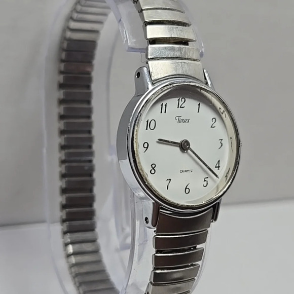 Womens Vintage Timex 22mm Watch Silver Tone Round Stretch Band New Battery - Picture 3 of 12